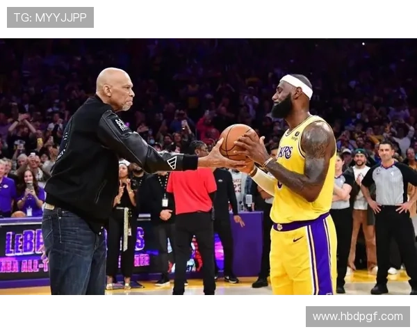 湖人双星合力砍下高分逆转勇士全场沸腾詹姆斯关键三分定乾坤