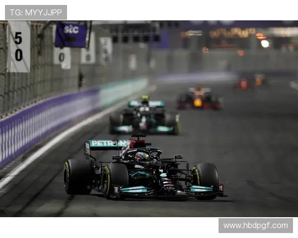 F1赛季激战正酣 汉密尔顿力争第8冠 红牛车队领跑积分榜 F1赛季激战正酣 汉密尔顿力争第8冠 红牛车队领跑积分榜