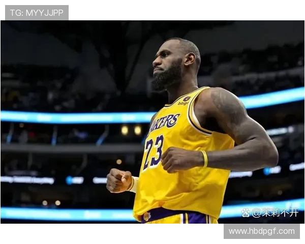 NBA赛季最新动态：詹姆斯领衔湖人逆袭胜勇士，库里状态火热继续冲击得分王