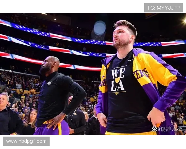 詹姆斯复出带领湖人迎战雄鹿 独行侠与太阳展开激烈对决