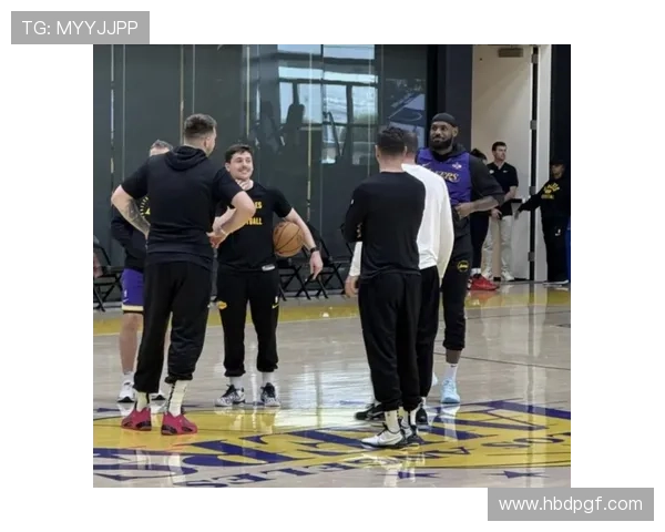 詹姆斯领衔湖人迎战勇士，双方为季后赛名额全力拼搏